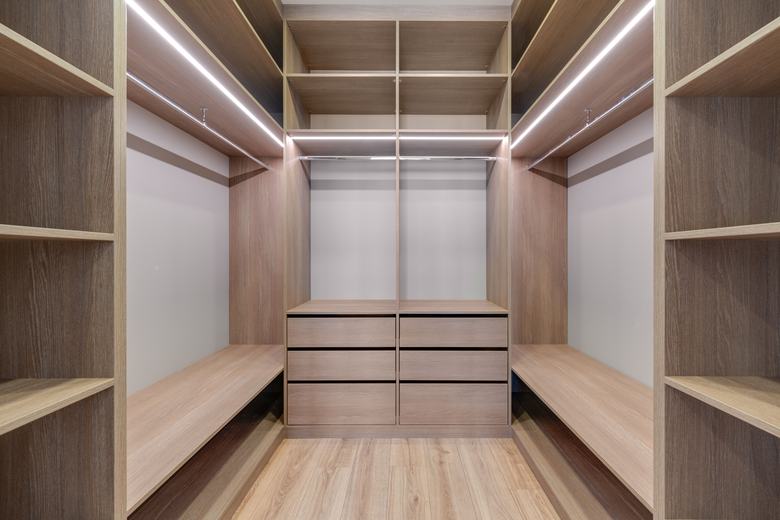 Dressing en bois avec étagères et tiroirs